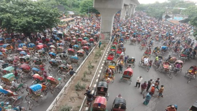 ৭২ ঘণ্টার আলটিমেটাম দিয়ে শাহবাগ ছাড়লেন রিকশাচালকরা