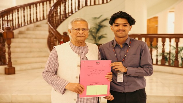 সাগর-রুনির সন্তান মেঘের হাতে পূর্বাচলের প্লটের দলিল হস্তান্তর
