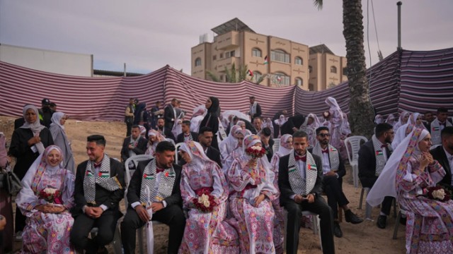 যুদ্ধবিধ্বস্ত গাজায় ৩০০ যুগলের গণ বিয়ে, উপস্থিত ২০ হাজার মানুষ
