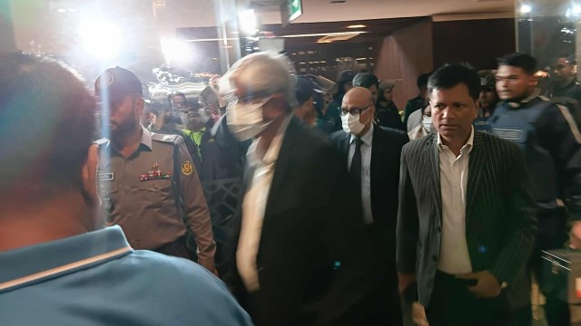 পুলিশি নিরাপত্তায় ৬ ঘন্টা পর সচিবালয় ছাড়লেন অর্থ উপদেষ্টা