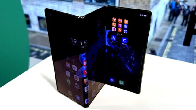 কল্পকাহিনির ফোন বাস্তবে নিয়ে এলো স্যামসাং