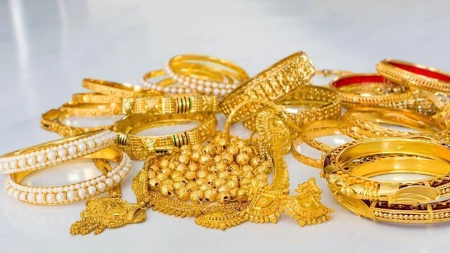 স্বর্ণের দামে বড় পতন: ভরিতে কমলো হাজার টাকার বেশি