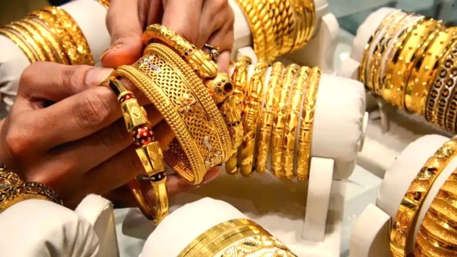 রেকর্ড দামের পর দেশে স্বর্ণের মূল্য কমল: ভরিপ্রতি বর্তমান দর ২ লাখ ৪৯ হাজার ৩১৮ টাকা