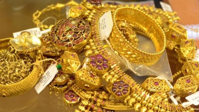 বৈশ্বিক উত্তেজনা: বিশ্ববাজারে স্বর্ণের দাম ৫ হাজার ডলার ছাড়ালো, দেশের বাজারেও রেকর্ড