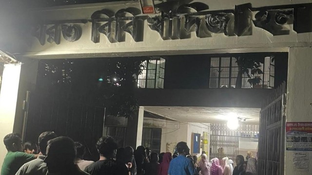 নোবিপ্রবির ছাত্রী হলে পুরুষ কর্মচারী দিয়ে তল্লাশি, শিক্ষার্থীদের বিক্ষোভ