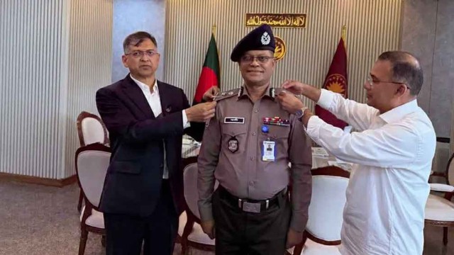 নবনিযুক্ত আইজিপিকে ব্যাজ পরিয়ে দিলেন প্রধানমন্ত্রী
