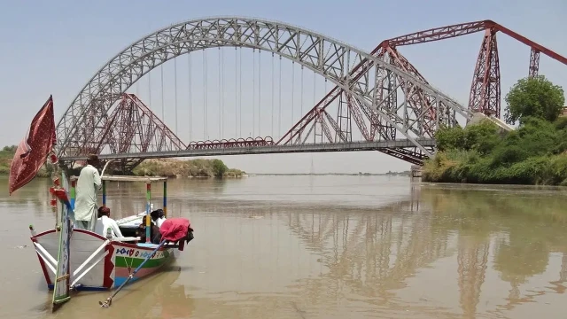 সিন্ধু নদে বাঁধ দিলে ‘গুঁড়িয়ে দেওয়ার’ হুঁশিয়ারি পাকিস্তানের প্রতিরক্ষামন্ত্রীর