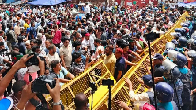 চাকরিতে পুনর্বহালসহ তিন দফা দাবিতে শাহবাগ অবরোধ চাকরিচ্যুত বিডিআর সদস্যদের