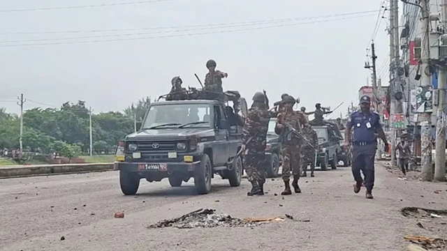গোপালগঞ্জে কারফিউর সময় বাড়ল