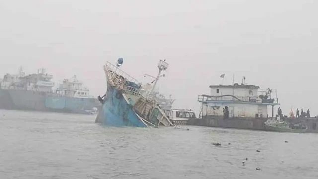 মেঘনায় ১৮ হাজার বস্তা সিমেন্টসহ লাইটার জাহাজ ডুবি