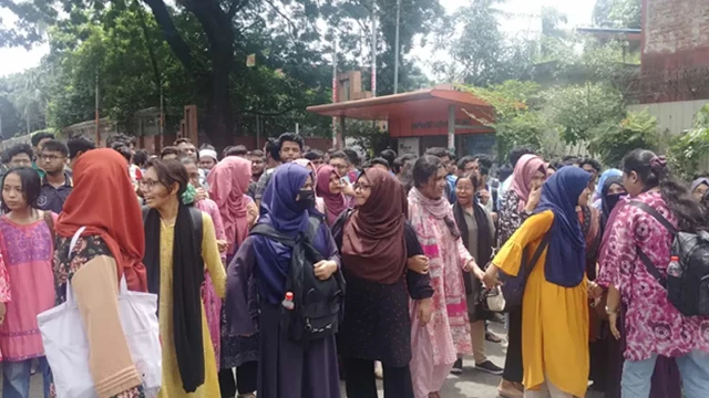 আগারগাঁও মোড়ে শিক্ষার্থীদের অবরোধ, যান চলাচল বন্ধ