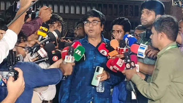 জাকসু নির্বাচনে এক কমিশনারের পদত্যাগ