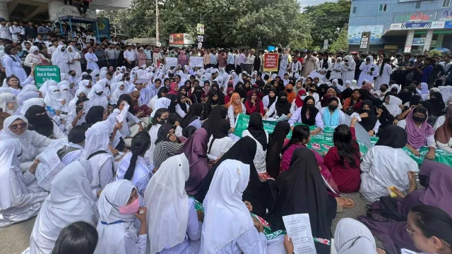 রাজধানীর সাতরাস্তা মোড়ে শিক্ষার্থীদের অবরোধ