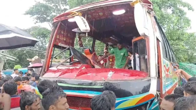 ফেনীতে কাভার্ডভ্যানে বাসের ধাক্কা, নিহত ৩