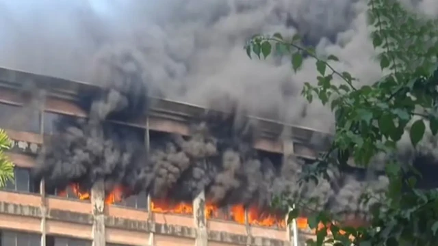 চট্টগ্রাম এক্সপোর্ট প্রসেসিং জোনে (সিইপিজেড) অবস্থিত আল হামিদ টেক্সটাইল নামে একটি পোশাক কারখানায় ভয়া...
