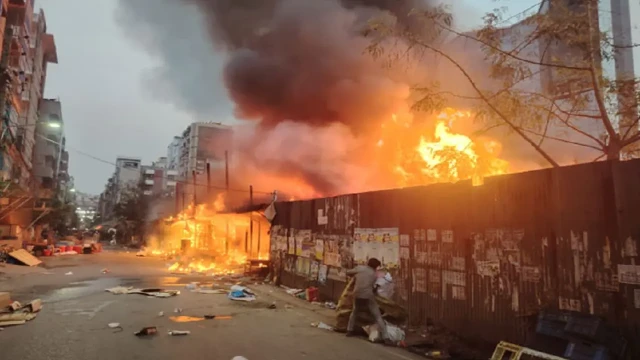 উত্তরার ১১ নম্বর সেক্টরের কাঁচাবাজারে আগুন