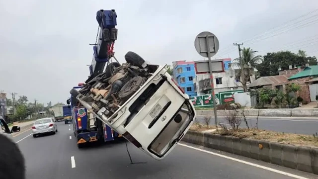 বগুড়ার শেরপুরে চলন্ত মাইক্রোবাসে গ্যাস সিলিন্ডার বিস্ফোরণ, নিহত ৩