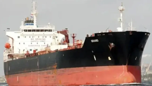 মালয়েশিয়া থেকে আসা ২৭,৩০০ টন ডিজেল নিয়ে চট্টগ্রাম বন্দরে ভিড়ল তেলবাহী জাহাজ