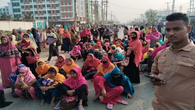 ভালুকায় বকেয়া বেতন ও বোনাসের দাবিতে শ্রমিকদের মহাসড়ক অবরোধ