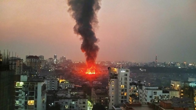 পানি সংকটে আগুন নেভাতে বেগ পেতে হচ্ছে, পুলিশ মোতায়েন