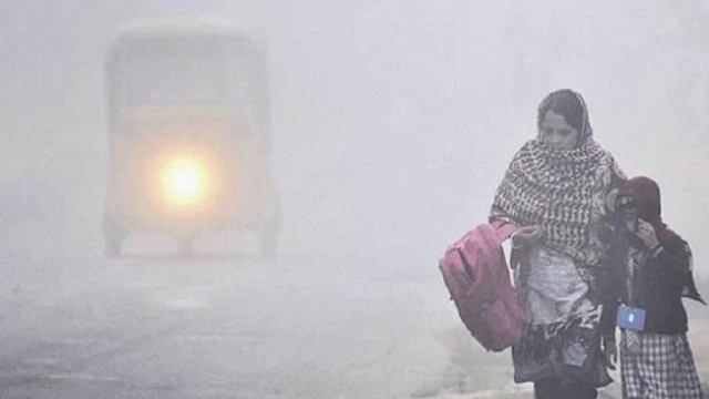 ঘন কুয়াশা ও ঠান্ডায় বিপর্যস্ত কুড়িগ্রামের জনজীবন