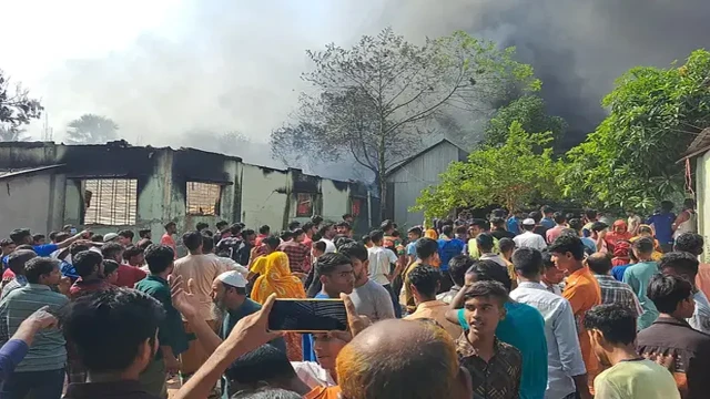 গাজীপুরে শ্রমিক বিক্ষোভ, সড়ক অবরোধ ও সংঘর্ষে আগুনে রণক্ষেত্র