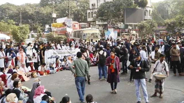 ট্রেইনি চিকিৎসকদের সড়ক অবরোধ তুলে নেওয়ার প্রেক্ষাপট: সারজিস আলমের আশ্বাসে শান্তি