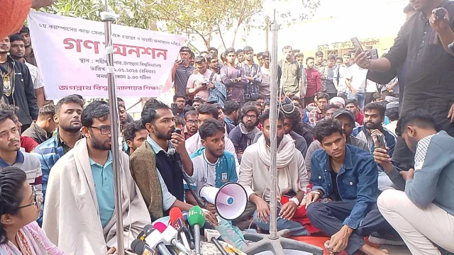 দুপুর দেড়টায় সচিবালয় ঘেরাওয়ের ঘোষণা জবি শিক্ষার্থীদের