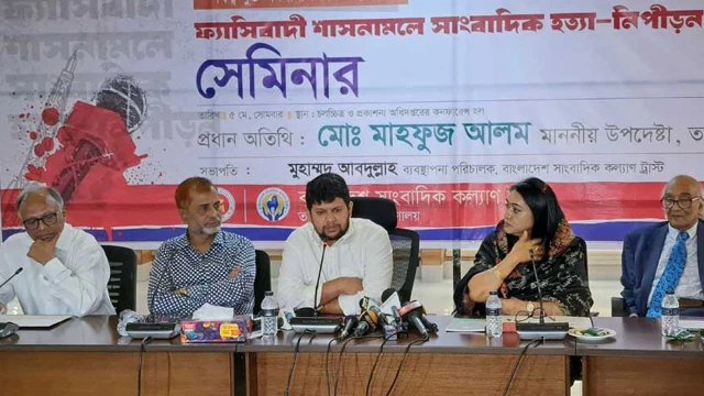 প্রশ্ন করলে সরকার আরও দায়িত্বশীলভাবে কাজ করে: তথ্য উপদেষ্টা মাহফুজ আলম