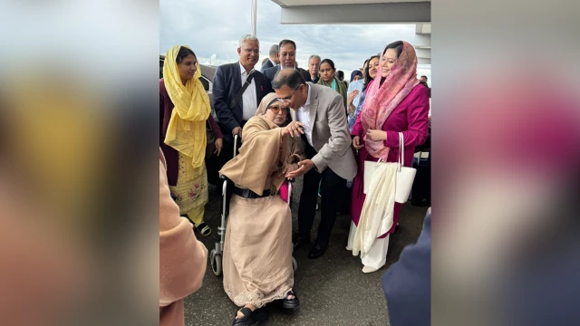 মাকে বিদায় জানালেন তারেক রহমান, দেশে ফিরছেন খালেদা জিয়া