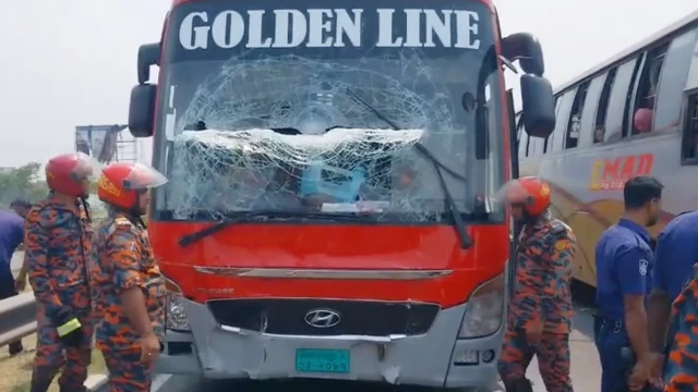 ঢাকা-মাওয়া এক্সপ্রেসওয়েতে বাসের ধাক্কায় অ্যাম্বুলেন্সে থাকা একই পরিবারের ৪ জনসহ নিহত ৫