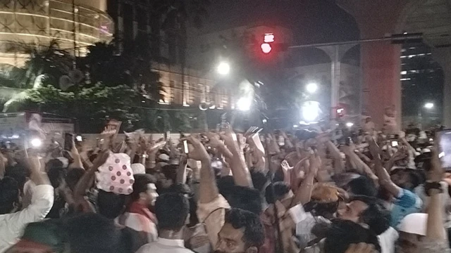 আ.লীগের কার্যক্রম নিষিদ্ধের ঘোষণায় শাহবাগে আনন্দ মিছিল