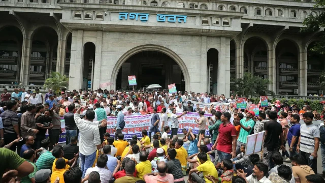 ইশরাক হোসেনকে মেয়রের দায়িত্ব বুঝিয়ে দেওয়ার দাবিতে নগর ভবনে বিক্ষোভ