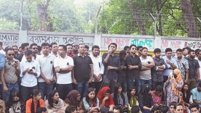 ঢাবি ভিসি ও প্রক্টরের পদত্যাগ দাবিতে ছাত্রদলের অবস্থান কর্মসূচি