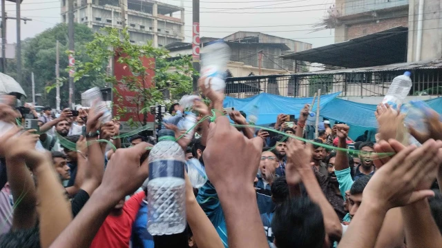 জবি শিক্ষার্থীদের 'বোতল-বোতল' স্লোগান, প্রতিবাদের অভিনব রূপ