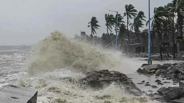 উপকূলজুড়ে ৪ ফুট পর্যন্ত জলোচ্ছ্বাসের শঙ্কা