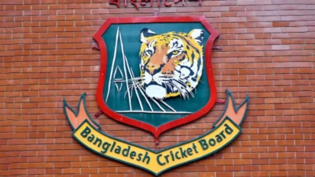 ফারুক আহমেদকে জোরপূর্বক সরালে আইসিসি নিষেধাজ্ঞায় পড়তে পারে বিসিবি