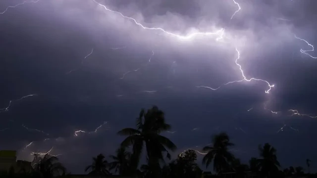 সারা দেশে ভারি বৃষ্টিপাতের আশঙ্কা, তীব্র বজ্রপাতের সতর্কতা