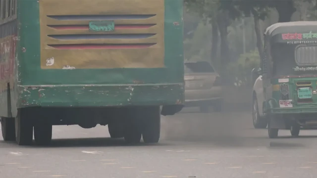 বায়ুদূষণে ফের শীর্ষে ঢাকা