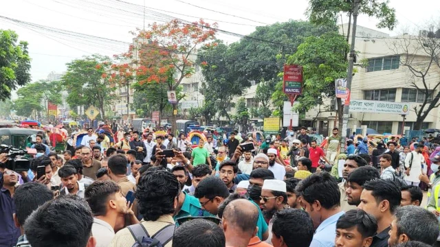 দাবি আদায় না হওয়া পর্যন্ত সড়ক অবরোধ চলবে: ইউআইইউ শিক্ষার্থীরা