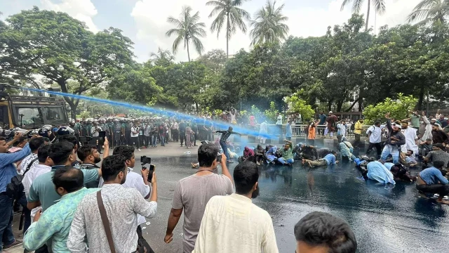 প্রেস ক্লাবের সামনে আন্দোলনকারীদের ওপর জলকামান, সাউন্ড গ্রেনেড ছোড়ে পুলিশ