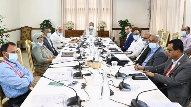 সরকারি ভবনের ছাদে সোলার প্যানেল স্থাপনের নির্দেশ প্রধান উপদেষ্টার