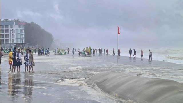 লঘুচাপে উত্তাল সাগর, পর্যটকশূন্য কক্সবাজারে হোটেল বুকিং বাতিলের হিড়িক