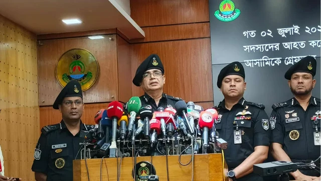 ছেলের পরকীয়া ঠেকাতে মা ফোন করে বলেন, ‘বিমানে বোমা’