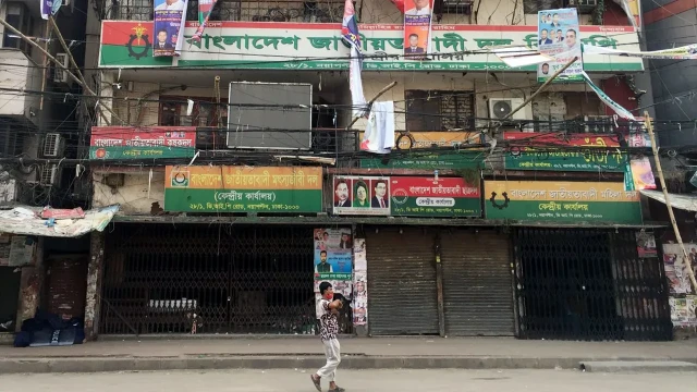 এবার বিএনপির কেন্দ্রীয় কার্যালয়ের সামনে ককটেল বিস্ফোরণ