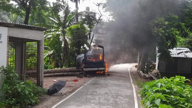 গোপালগঞ্জে এনসিপির কর্মসূচিকে কেন্দ্র করে পুলিশের গাড়িতে আগুন
