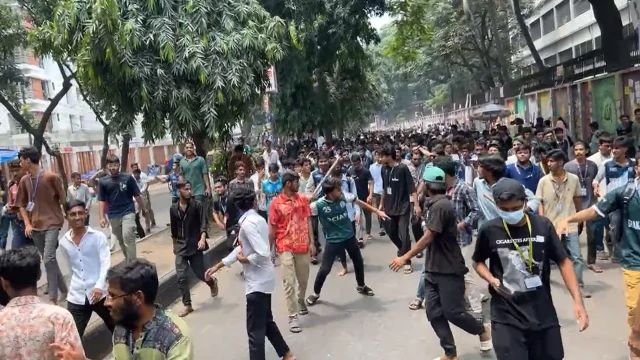 শিক্ষা উপদেষ্টা ও সচিবের পদত্যাগের দাবিতে শিক্ষার্থীদের বিক্ষোভ