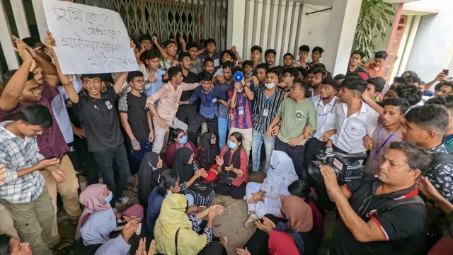 শিক্ষা উপদেষ্টার পদত্যাগ দাবিতে কুমিল্লা শিক্ষা বোর্ড ঘেরাও, গেটে তালা