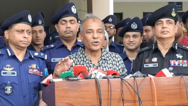 নির্বাচনের আগেই লুট হওয়া অস্ত্র উদ্ধারের আশ্বাস স্বরাষ্ট্র উপদেষ্টার