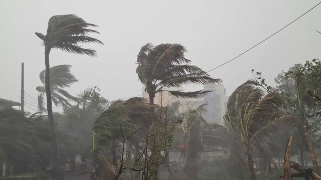 ঢাকাসহ ১২ জেলায় ৬০ কিমি বেগে ঝড়ের শঙ্কা